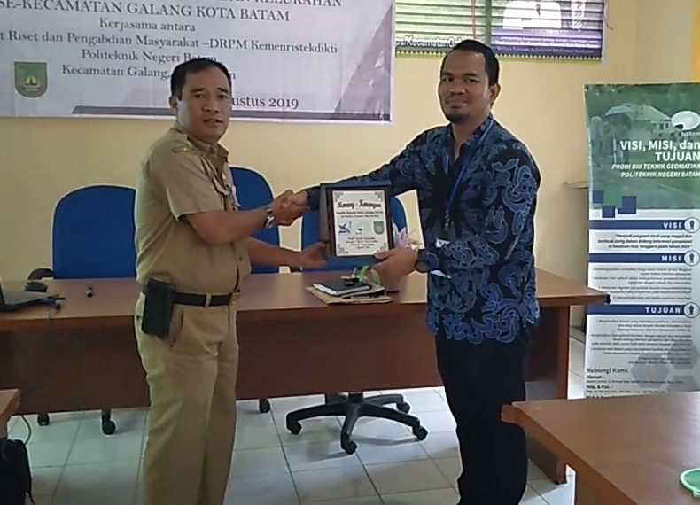 POLIBATAM’S LECTURERS TEACH TO MAKE A WARD MAP IN GALANG