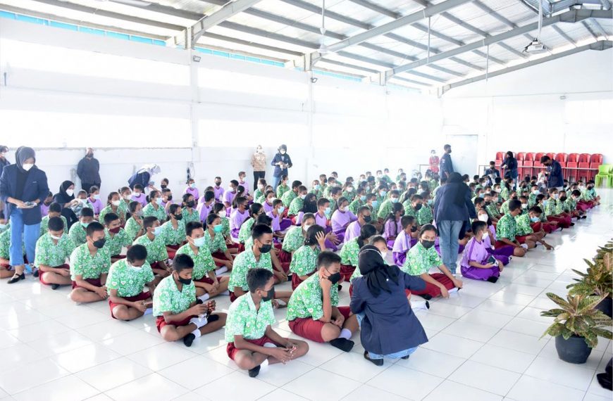 Relawan Polibatam Bagi 7000 Masker Produksi Yayasan Cinderella Indonesia & Rotary Club Pandan Valley Singapore