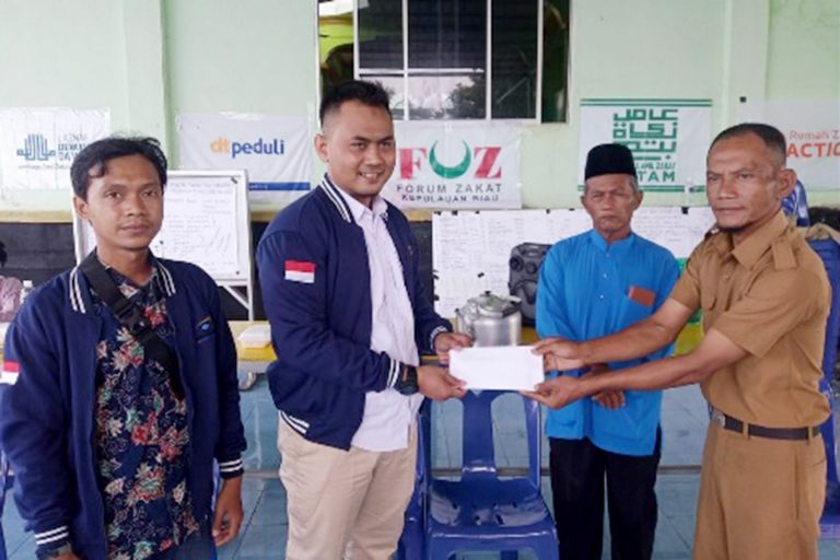 IA Polbat Provides Social Assistance to Fire Disaster Victims on Buluh Island