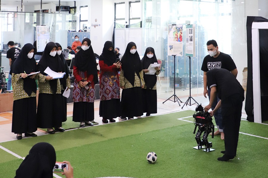 Ingin Belajar Robotika, Pondok Pesantren Medina Umah Cendekia Mengunjungi Polibatam