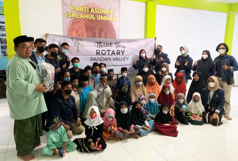Mahasiswa Polibatam Kembali Aktif Edukasi Prokes Covid-19 dan Membagikan Masker Batik Yayasan Cinderella Indonesia