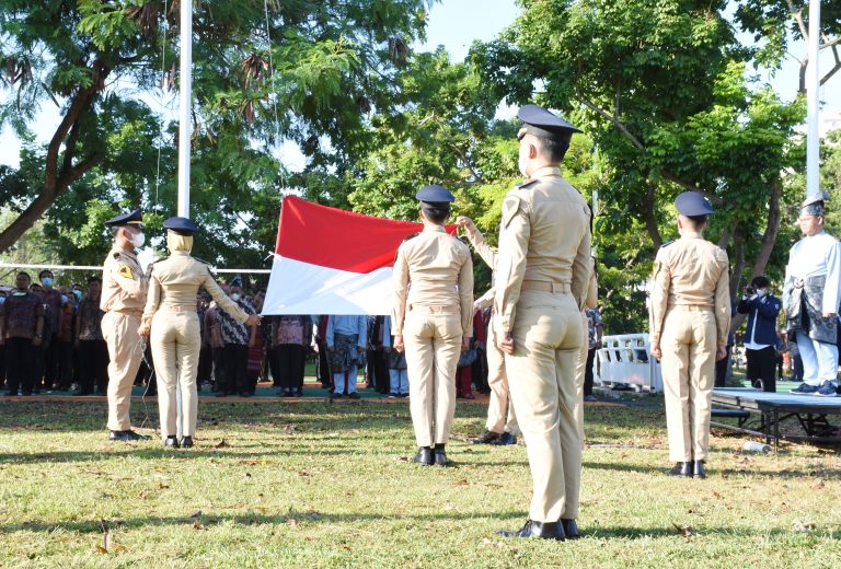 Sivitas Akademika dan Mahasiswa Baru Polibatam Ikuti Upacara Peringatan Hari Ulang Tahun Kemerdekaan Ke-77