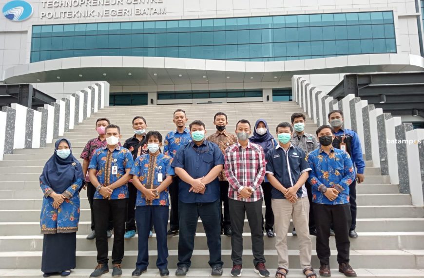 Polibatam Held CNC Simulator Training, for Vocational High School Students in Riau Islands