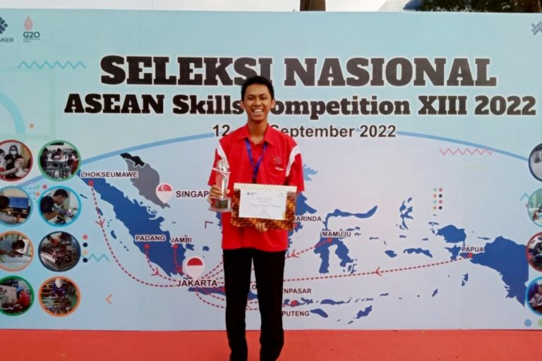 Fauzan Azim Mahasiswa Teknik Mekatronika Polibatam Juara 2 di lomba seleksi nasional Asean Skill Competition XIII 2022, Wakili Indonesia di ajang ASC International 2023 di Singapura