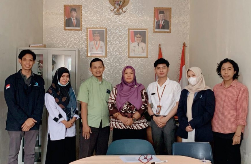 Polibatam Organized Online Learning Application Service Program at SMK Pertiwi Batam