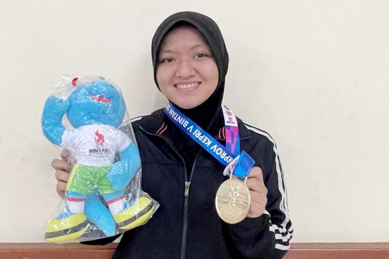 Putri Amelia Mahasiswi Teknik Multimedia dan Jaringan Polibatam Juara 1 Kumite Beregu Cabang Karate Porprov Kepri 2022