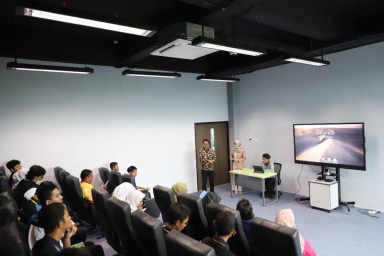 SMK 4 N Tanjung Pinang Visited Polibatam: Realizing Link and Match of SMK and Dudika of Animation Study Program