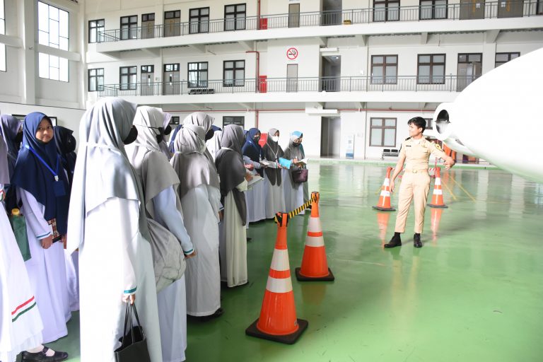 To Get to Know the World of Robotics and Aerospace From an Early Age, Granada Islamic Boarding School Students Visit Polibatam Campus