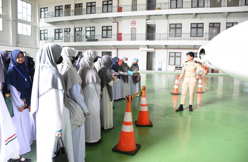 Mengenai Dunia Robotika dan Dirgantara Sejak Dini, Santri Pondok Pesantren Granada Kunjungi Kampus Polibatam