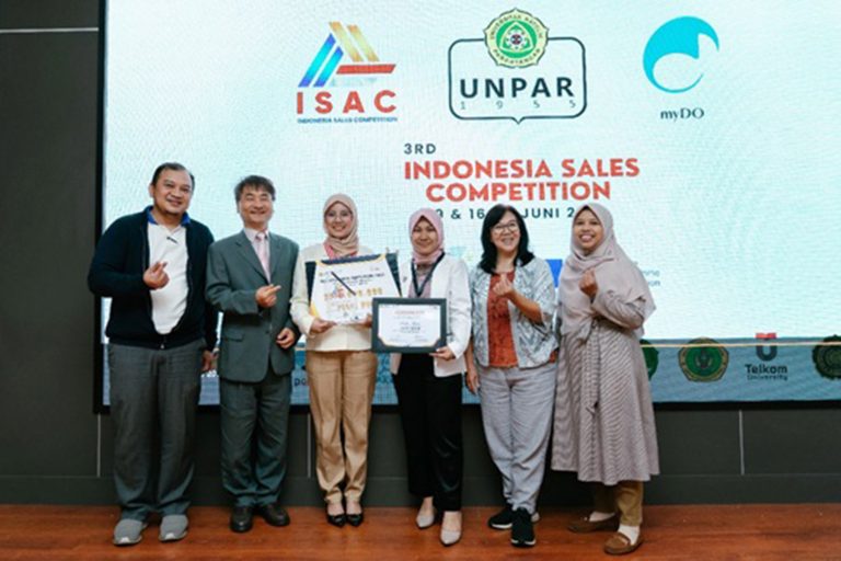 Mahasiswi Jurusan Manajemen Bisnis Polibatam Raih Juara 1 Indonesia Sales Competition (ISAC) 2023