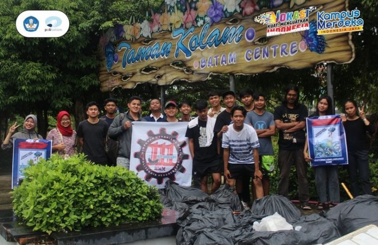 Himpunan Mahasiswa Jurusan Teknik Mesin Polibatam Bersihkan Danau Batam Centre Pond Park, Wujudkan Lingkungan Bersih