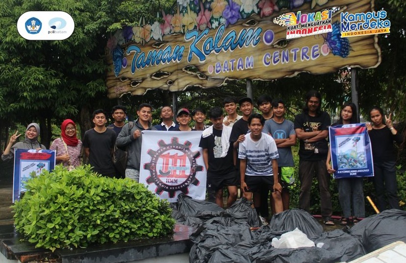 Polibatam Mechanical Engineering Student Association Cleans Lake Batam Center Pond Park, Creates a Clean Environment