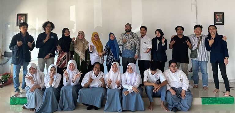 Polibatam Adakan Program Pengabdian: Instalasi Jaringan RT/RW Net untuk Sekolah Hinterland di SMK Pertiwi Batam
