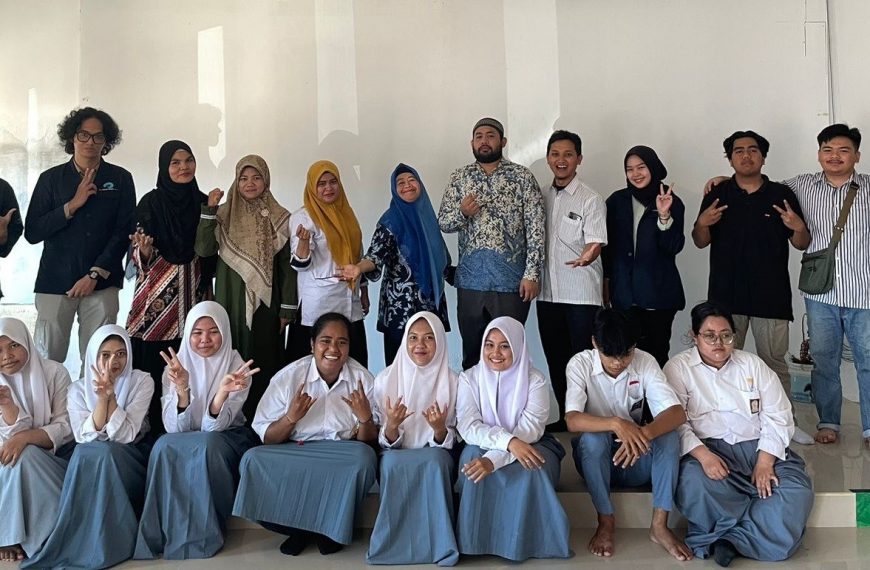Polibatam Holds Community Service Program: Installation of RT/RW Net Network for Hinterland School at SMK Pertiwi Batam