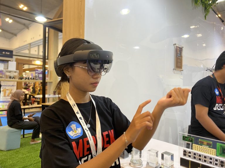 Polibatam Ciptakan Hololens Based Digital Twin, Kacamata Pintar Permudah Pekerjaan Berisiko Tinggi di Industri Manufaktur