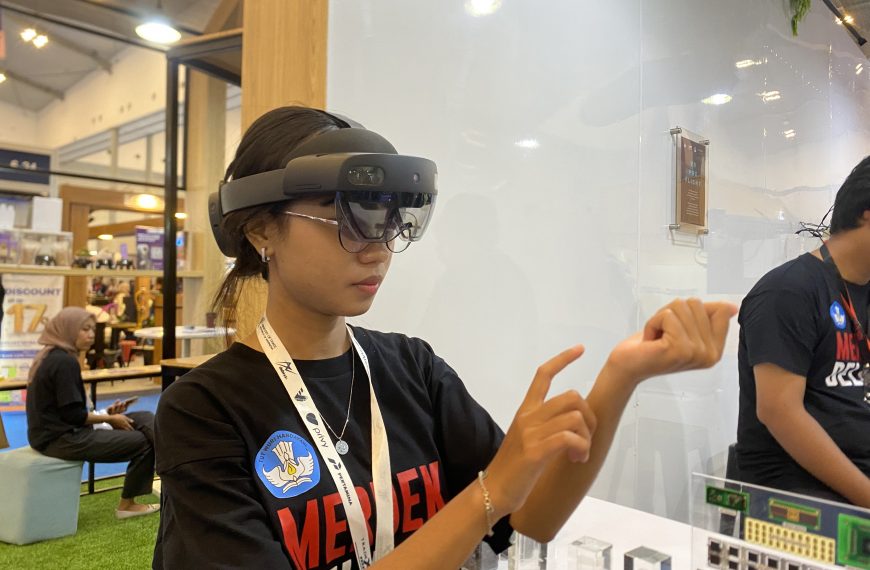 Polibatam Creates Hololens-Based Digital Twin, Smart Glasses Make High-Risk Work in the Manufacturing Industry Easier