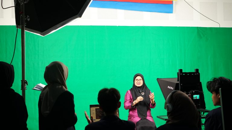 Supporting the Implementation of the Independent Learning Curriculum, Polibatam Informatics Engineering Department Provides a Service for Making Learning Videos