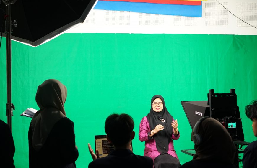 Supporting the Implementation of the Independent Learning Curriculum, Polibatam Informatics Engineering Department Provides a Service for Making Learning Videos
