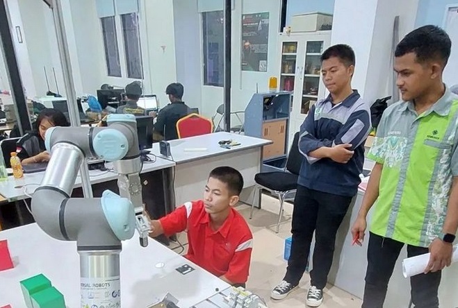 Dosen Polibatam Dampingi Siswa SMK N 1 Batam, Raih Prestasi di Tingkat Nasional Bidang Robotic Manufacturing System (RMS)