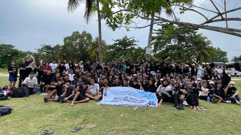 Mahasiswa Pertukaran Mahasiswa Merdeka Menjaga Keindahan Pantai Bahagia Batam, Bersih-Bersih Pantai Jadi Kegiatan Akhir Modul Nusantara PMM-3 Polibatam