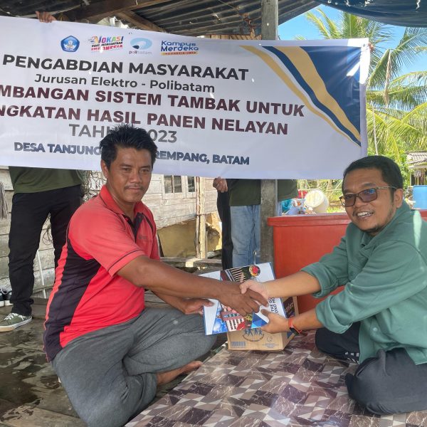 Polibatam Electrical Engineering Department Lecturers and Students Team handed over the Results of the Pond System Development to Fisher Partners in Tanjung Banun Village, Rempang Island, Batam
