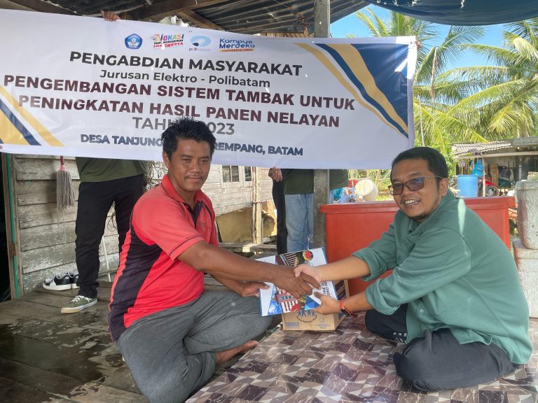 Tim Dosen dan Mahasiswa Jurusan Teknik Elektro Polibatam Serahkan Hasil Pengembangan Sistem Tambak ke Mitra Nelayan di Desa Tanjung Banun, Pulau Rempang, Batam