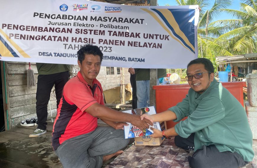 Polibatam Electrical Engineering Department Lecturers and Students Team handed over the Results of the Pond System Development to Fisher Partners in Tanjung Banun Village, Rempang Island, Batam