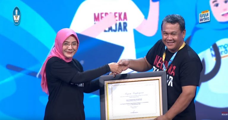 Polibatam Got 3 Awards at the VocationFest & Independent Campus Festival 2023