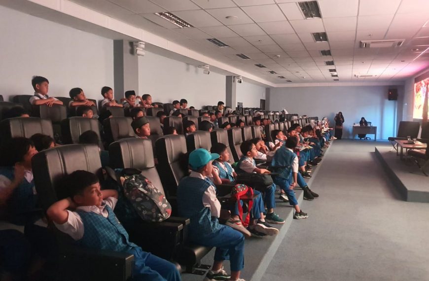 Ingin Melihat Film Animasi dan Pesawat, Siswa SDIT Fajar Ilahi Kunjungi Polibatam