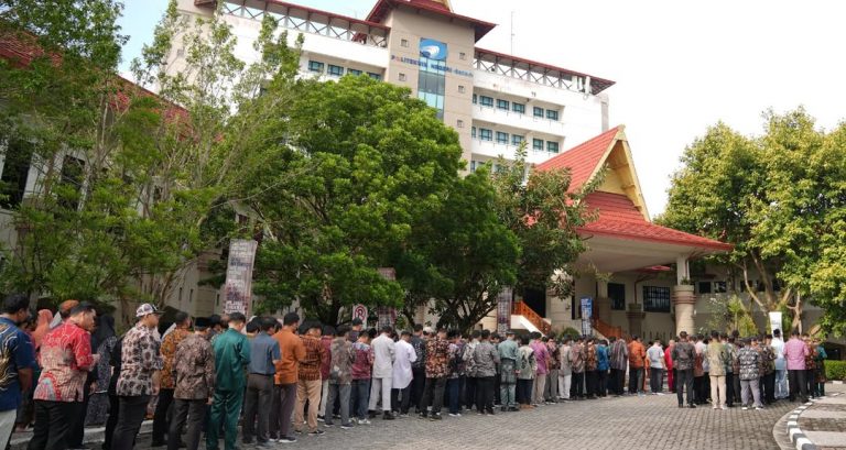 Polibatam Gelar Upacara Bendera Khidmat Peringati Hari Pendidikan Nasional Tahun 2025