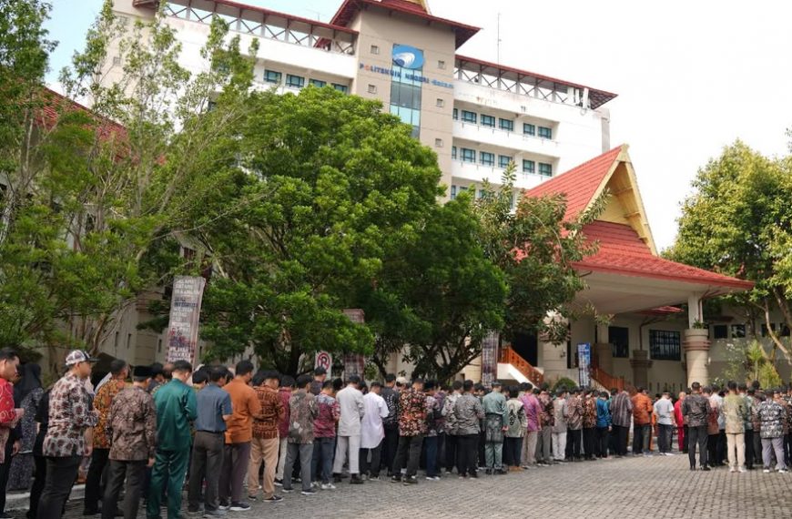 Polibatam Gelar Upacara Bendera Khidmat Peringati Hari Pendidikan Nasional Tahun 2025