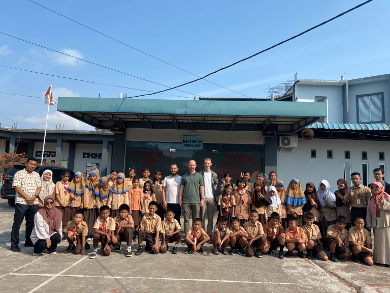 Dosen Polibatam dan Mahasiswa Prancis Ajak Siswa Reliance School Belajar Bahasa Inggris