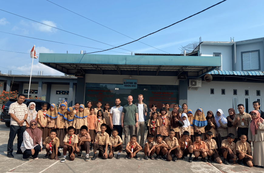 Dosen Polibatam dan Mahasiswa Prancis Ajak Siswa Reliance School Belajar Bahasa Inggris