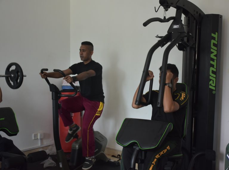 PT. Schneider Electric Serahkan Hibah Satu Set Peralatan Gym ke Polibatam