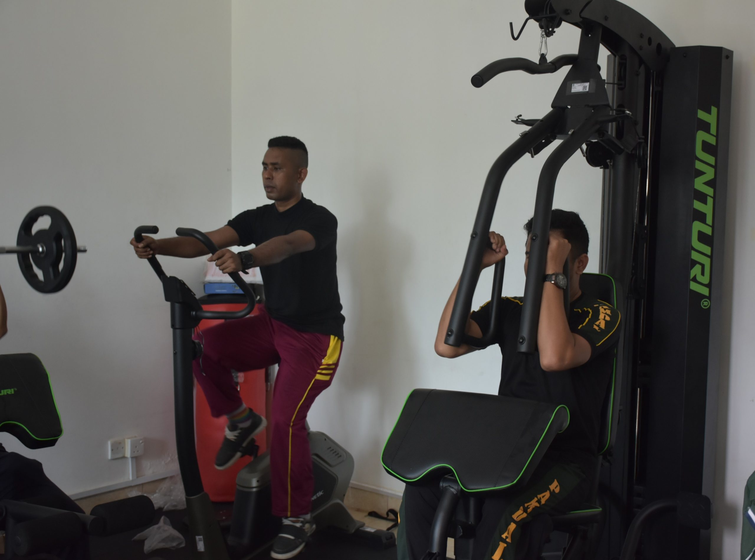 PT. Schneider Electric Serahkan Hibah Satu Set Peralatan Gym ke Polibatam