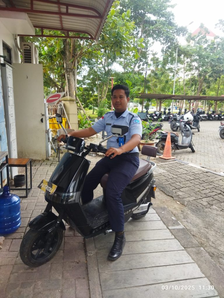 Pamdal Polibatam Patroli Keliling Lingkungan Kampus Pakai Motor Listrik