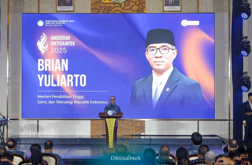 Kerja Sama Polibatam Raih Dua Penghargaan Nasional pada Ajang Anugerah Diktisaintek 2025
