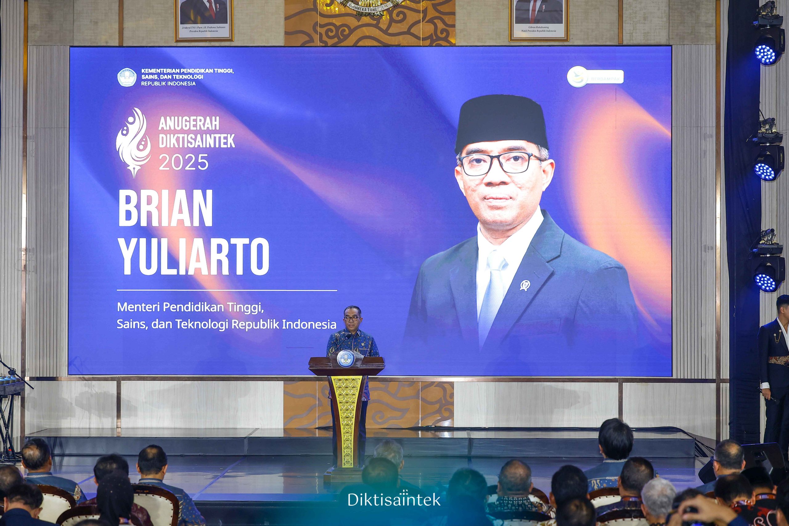 Kerja Sama Polibatam Raih Dua Penghargaan Nasional pada Ajang Anugerah Diktisaintek 2025