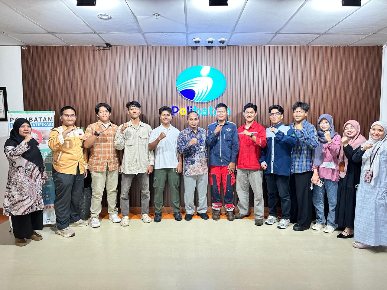 Polibatam Lepas Mahasiswa Ikuti Kompetisi Nasional di Bandung, Siap Harumkan Nama Kampus