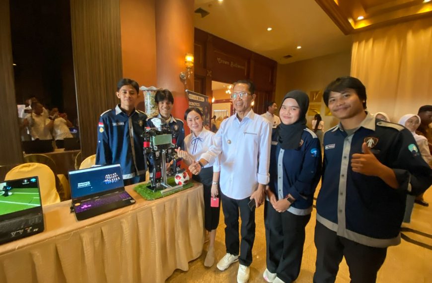 Polibatam Exhibition Booth Receives Appreciation from the Mayor and Deputy Mayor of Batam