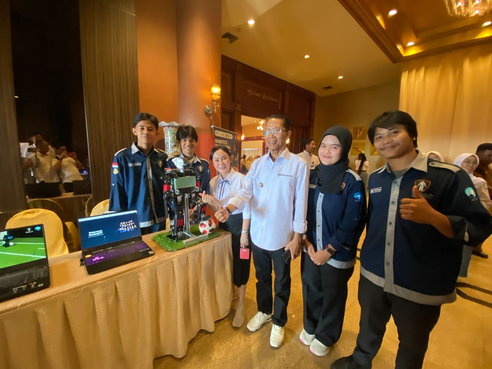 Polibatam Exhibition Booth Receives Appreciation from the Mayor and Deputy Mayor of Batam