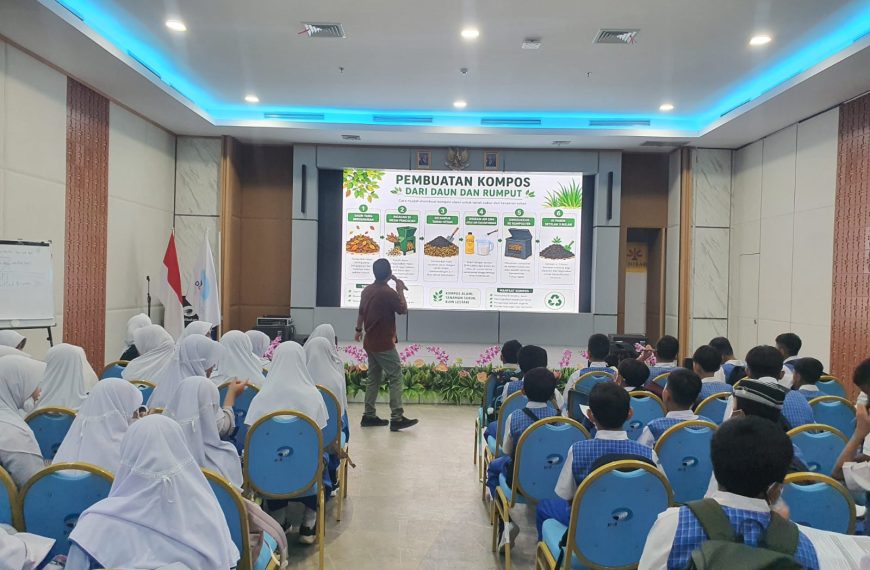Polibatam SDGs Team Introduces Compost Processing from an Early Age to SDIT Ulil Albab Students