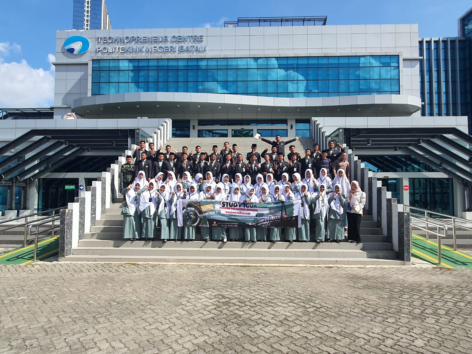 Santri Pesantren Modern Raudatussalam Kunjungi Polibatam untuk Belajar Teknologi