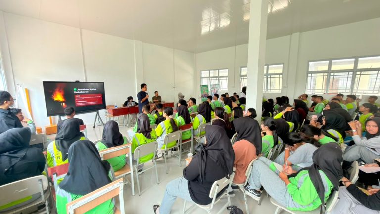Dosen Jurusan Manajemen Bisnis Politeknik Negeri Batam Berikan Pembekalan Prakerin Bagi Siswa SMK Negeri 9 Batam