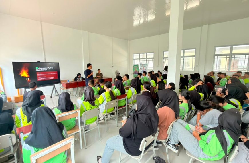 Polibatam Business Management Lecturers Provide Industrial Internship Preparation for SMK Negeri 9 Batam Students