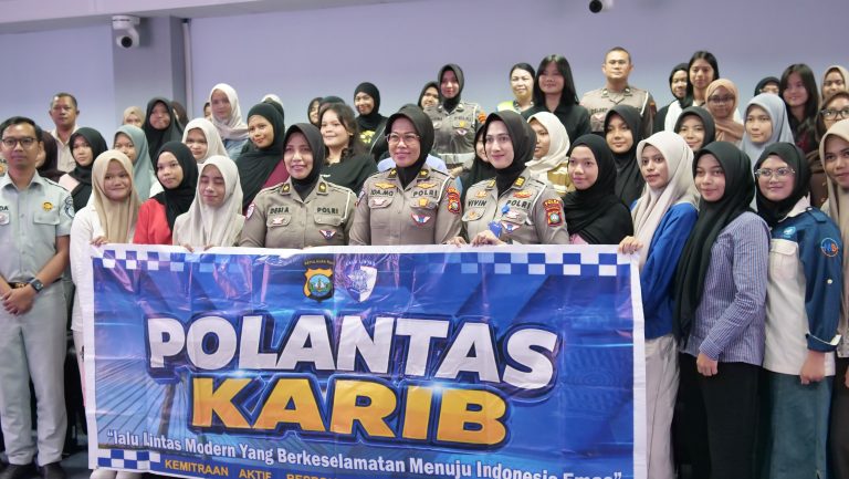 POLIBATAM DAN DITLANTAS POLDA KEPRI EDUKASI MAHASISWA BARU TENTANG TERTIB BERLALU LINTAS