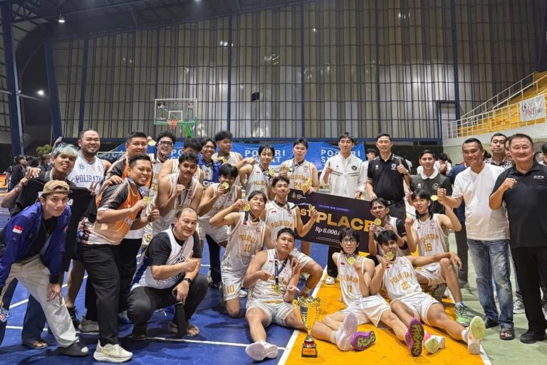 DUA KALI NAIK PODIUM! BASKET POLIBATAM UKIR PRESTASI DARI KEPRI HINGGA NASIONAL.