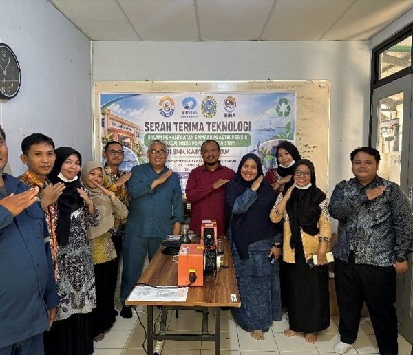 Polibatam Serahkan Teknologi Pengolahan Sampah Plastik Pesisir kepada SMK Kartini Batam untuk Mendukung Pembelajaran STEM