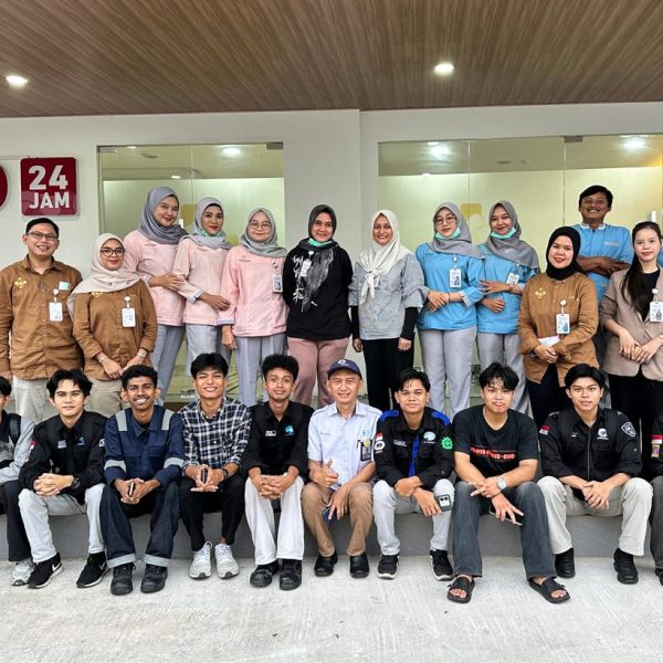 Aksi nyata Peduli Kesehatan, Mahasiswa Polibatam Ikut Membagikan Masker Cegah Kabut Asap
