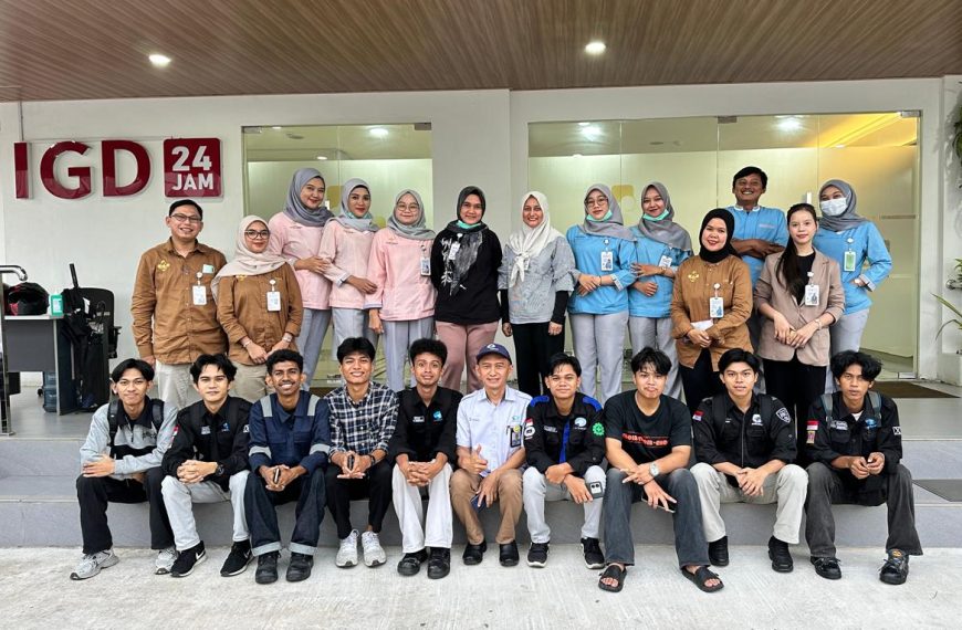 Aksi nyata Peduli Kesehatan, Mahasiswa Polibatam Ikut Membagikan Masker Cegah Kabut Asap